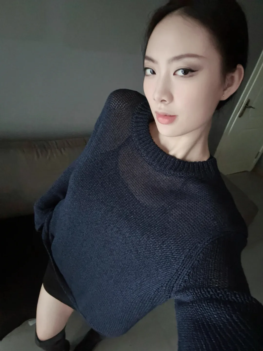 藏蓝宽松针织配过膝长靴:一松一紧的松弛感公式