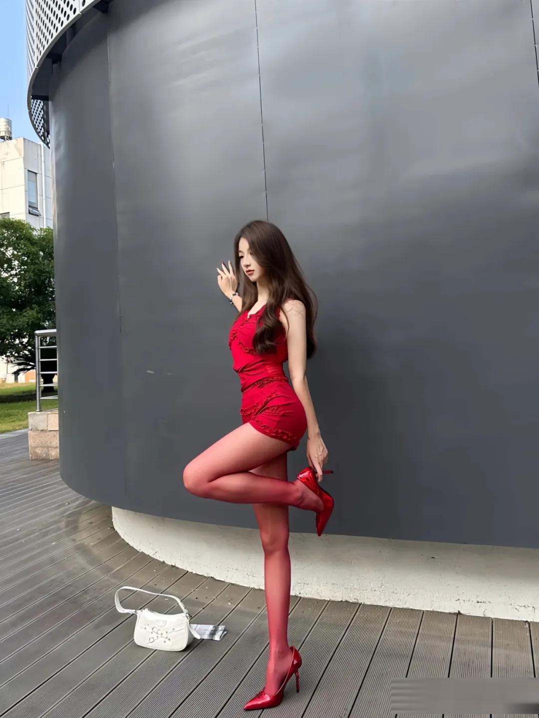 红色丝袜怎么穿不显俗？御姐风的配色逻辑和三种适配场景