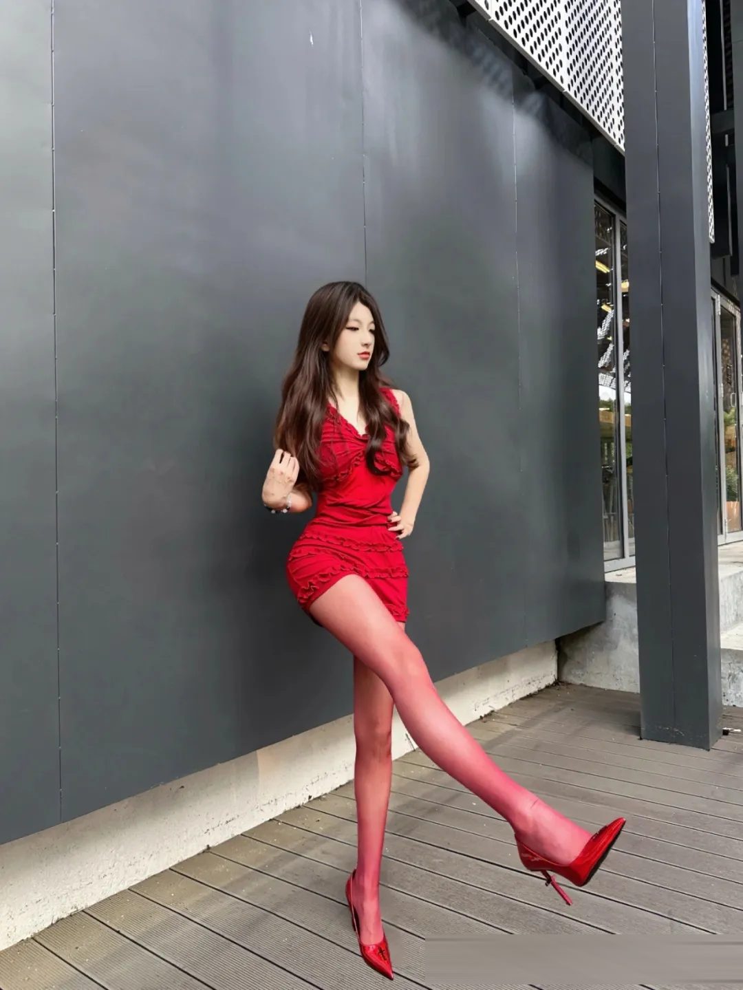 红色丝袜怎么穿不显俗？御姐风的配色逻辑和三种适配场景