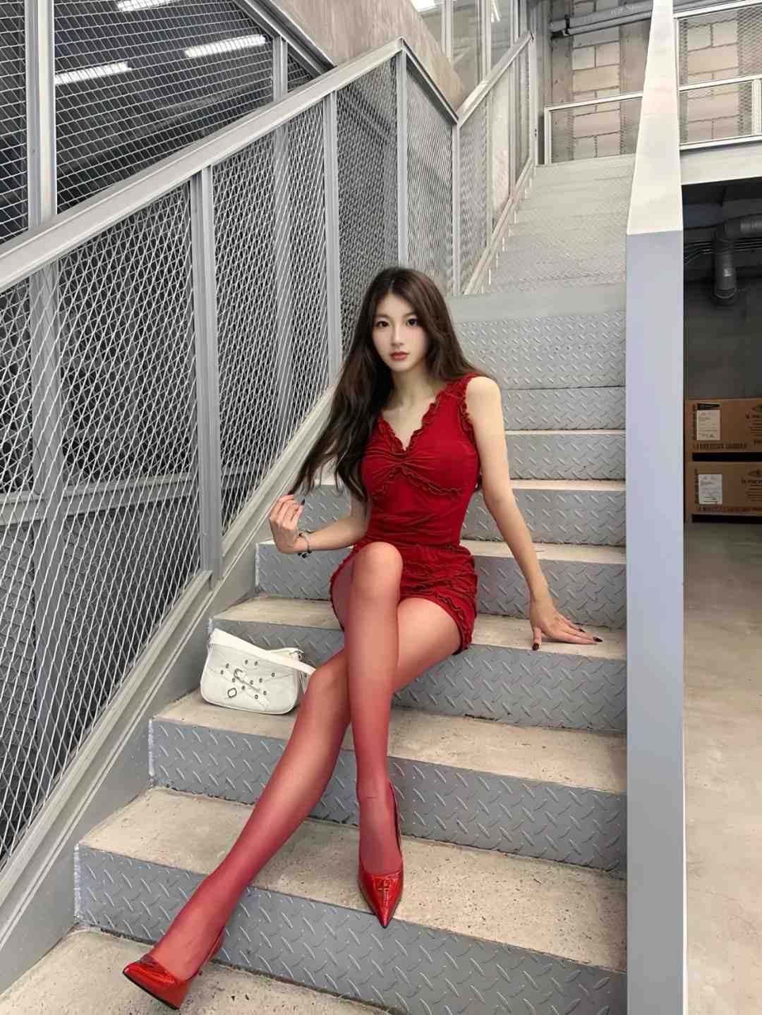 红色丝袜怎么穿不显俗？御姐风的配色逻辑和三种适配场景