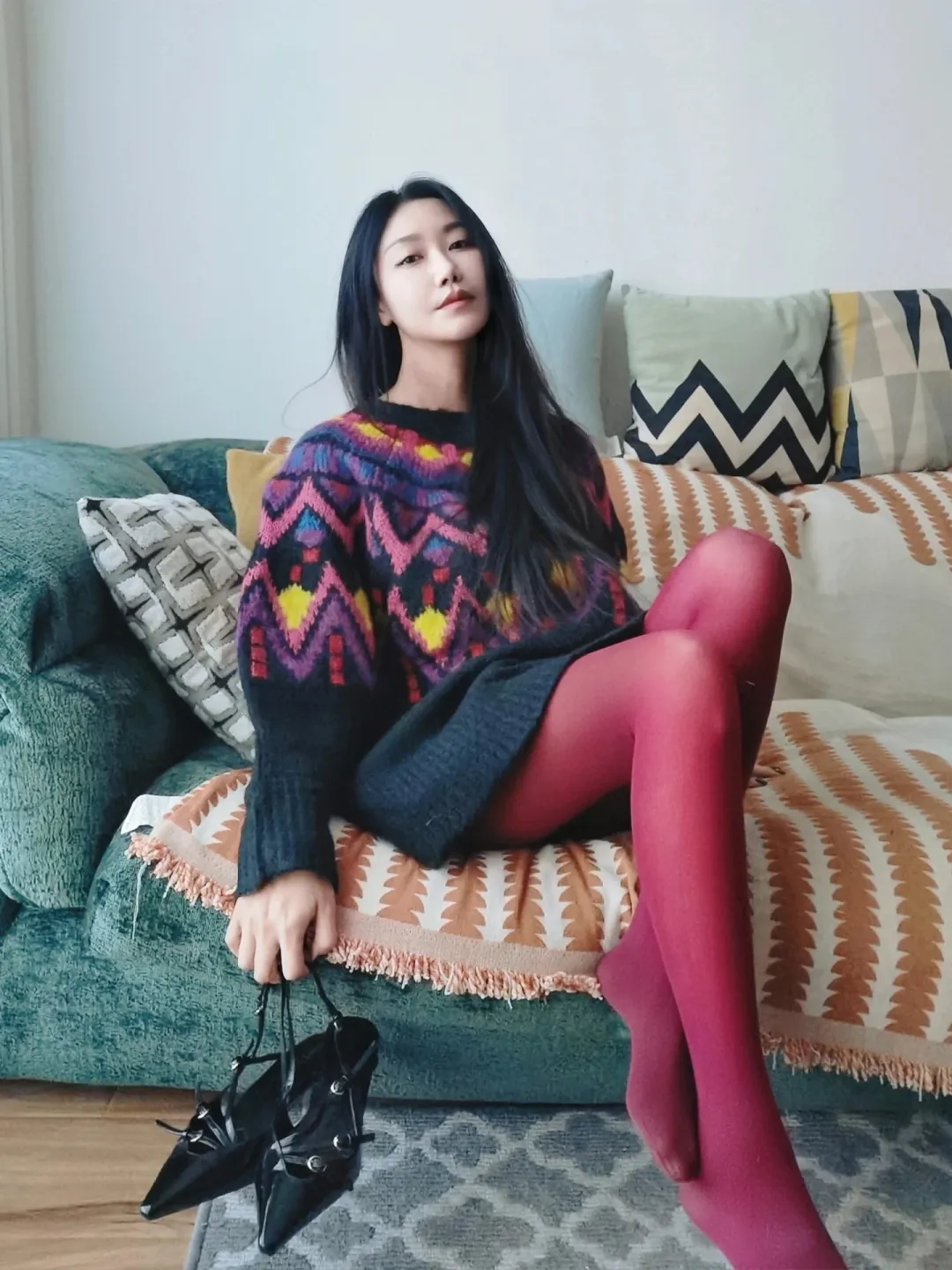 红色丝袜怎么穿不显俗?御姐风的配色逻辑和三种适配场景