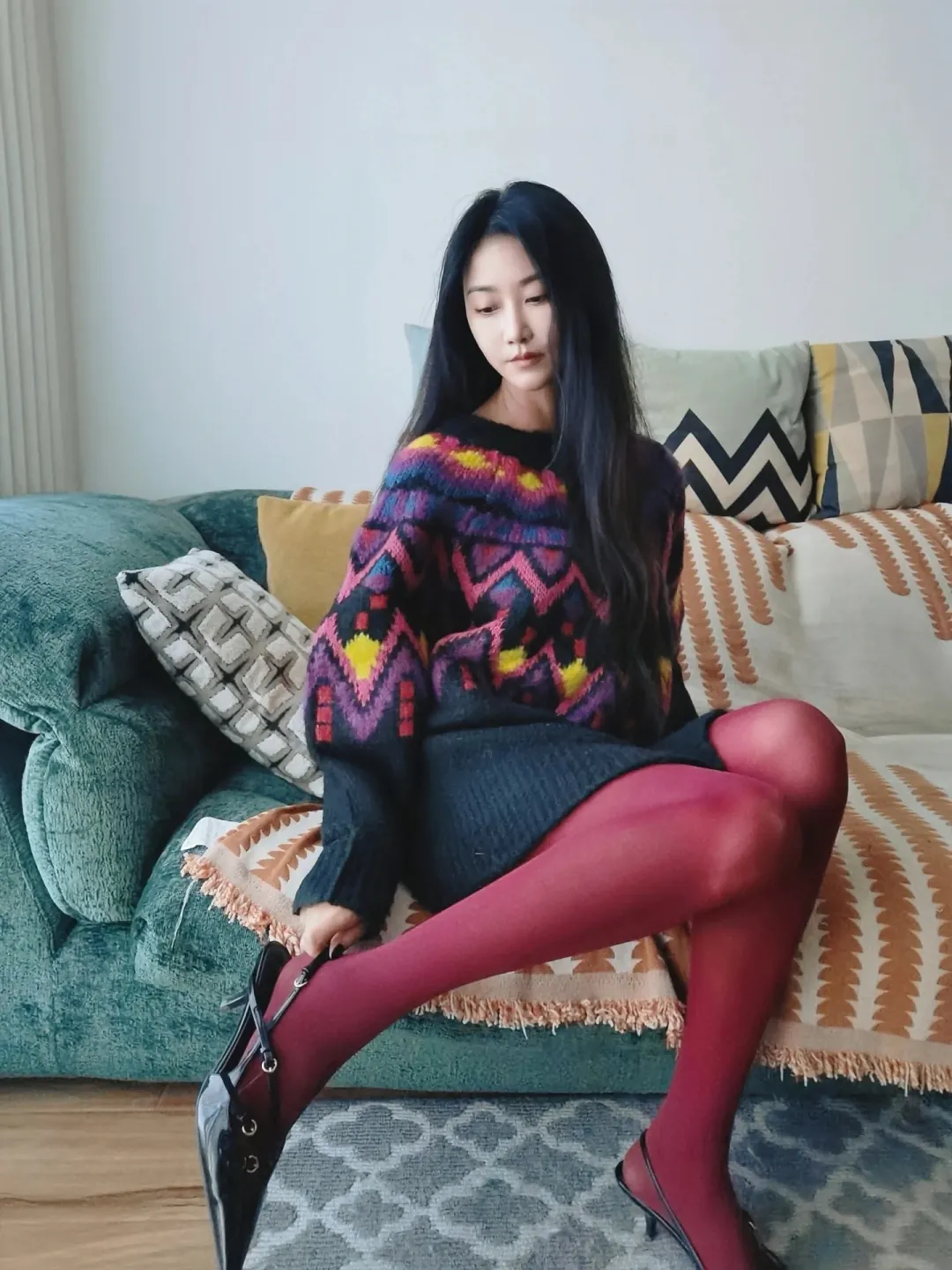 红色丝袜怎么穿不显俗?御姐风的配色逻辑和三种适配场景
