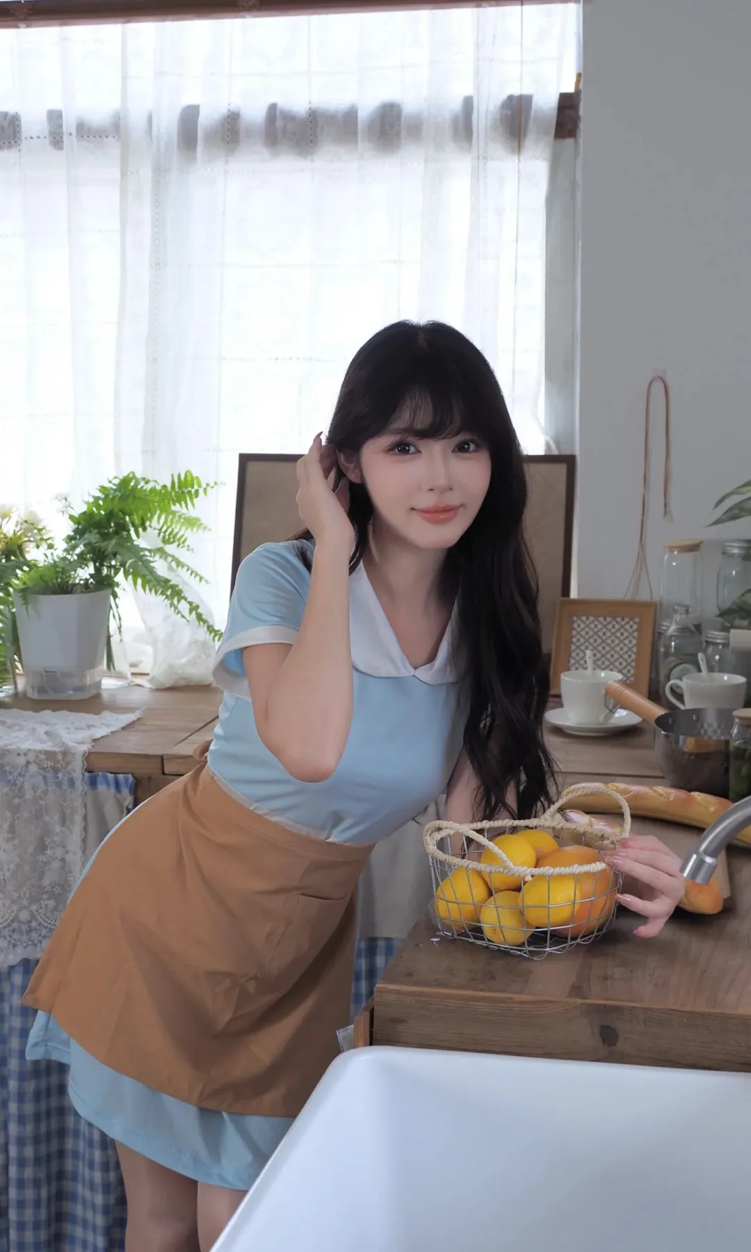 烘焙店工装配肤色丝袜为什么更耐看?哑光薄款的复刻要点