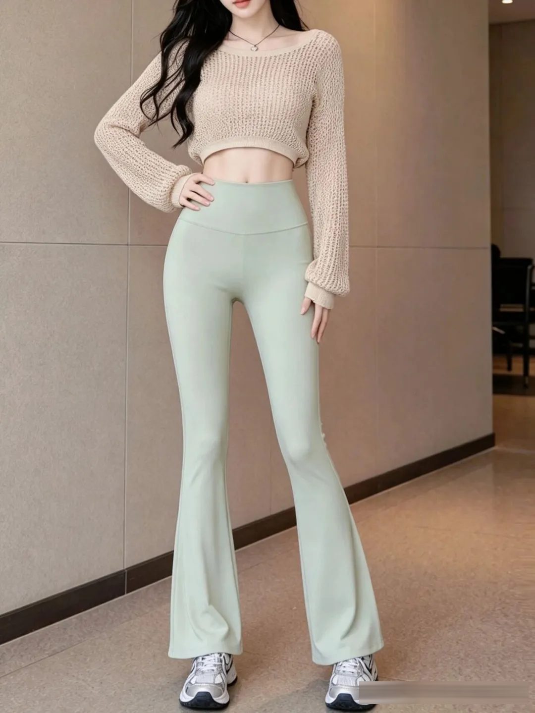 微喇裤配短上衣为什么显身材？抬高腰线和拉长腿型的组合逻辑