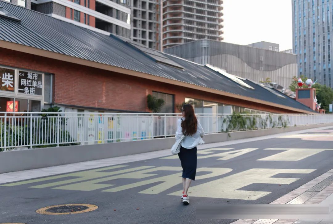 新手街拍怎么拍?用抓拍代替摆拍的实操要点