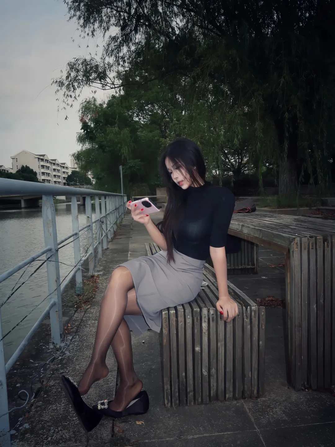马油丝袜为什么始终小众?油亮质感劝退普通人的几个硬伤