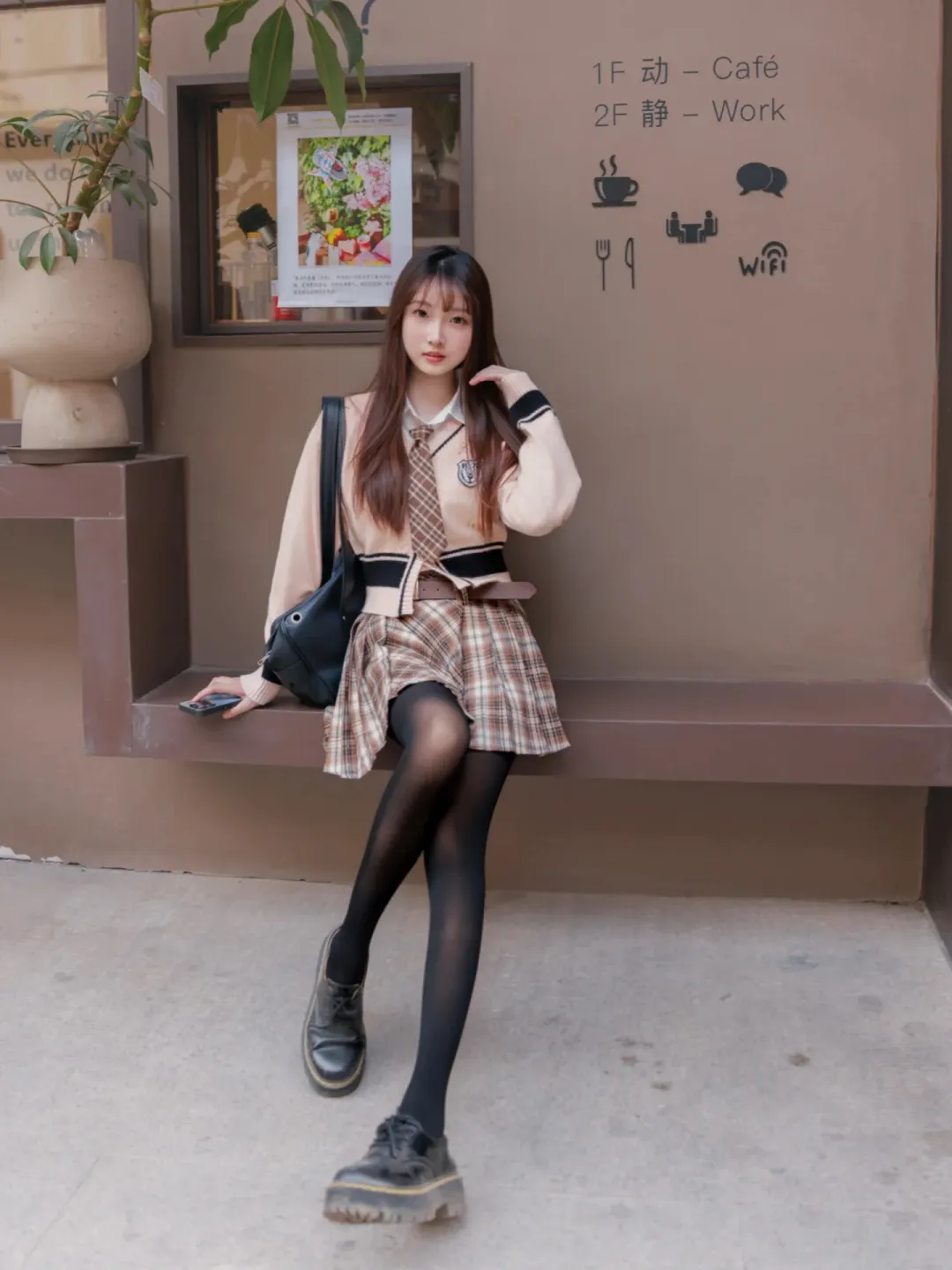 马油丝袜为什么始终小众?油亮质感劝退普通人的几个硬伤