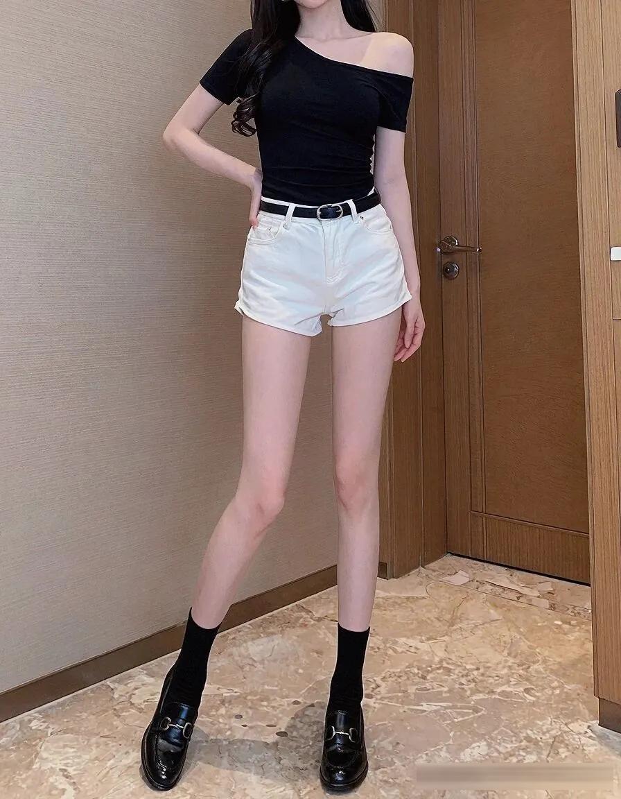黑白灰三色怎么穿不沉闷？夏天最省心的简约配色方案